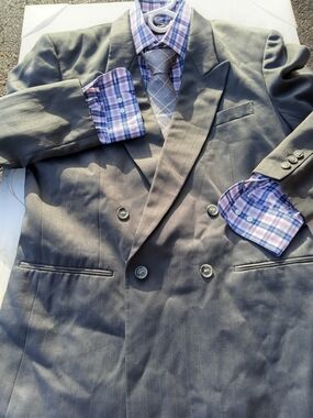 Classic Men's Gray Double-Breasted Suit Jacket - Gray